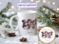 Preview: Personalisierte Weihnachtstasse mit drei lächelnden Schneemännern in Winterkleidung und dem Namen 'Natalia' darunter. Perfektes Weihnachtsgeschenk, individuell gestaltbar mit Namen. Im Hintergrund weihnachtliche Dekorationen.